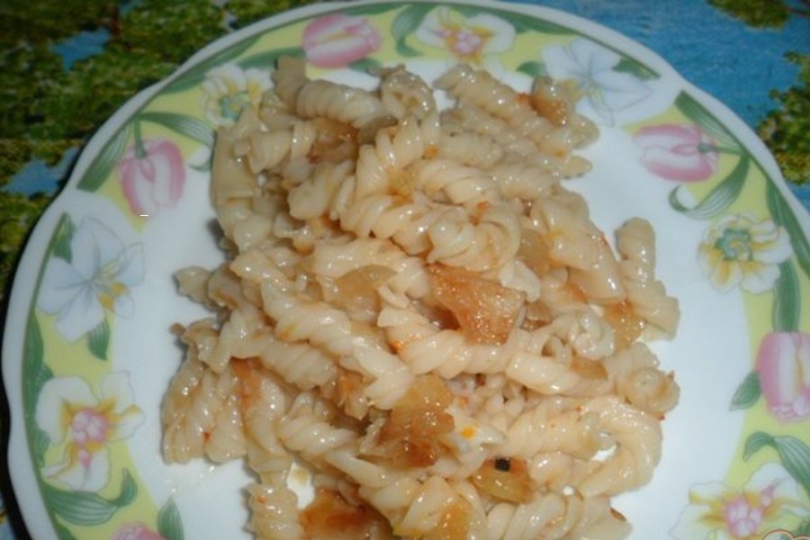 макароны с жареным луком. макароны с сардельками. жареные макароны на сковороде с луком. блюдо из макарон с сыром. вермишель с жареным луком.