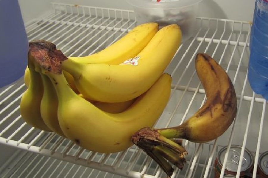 Как сохранить бананы в домашних условиях. Бананы в холодильнике. Перезревший банан. Хранение бананов в холодильнике. Вареные бананы.