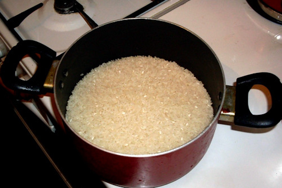 Рис варить в холодной или горячей воде. Рис в кастрюле. Рис вареный. Вареный рис в кастрюле. Кастрюля с крупами.