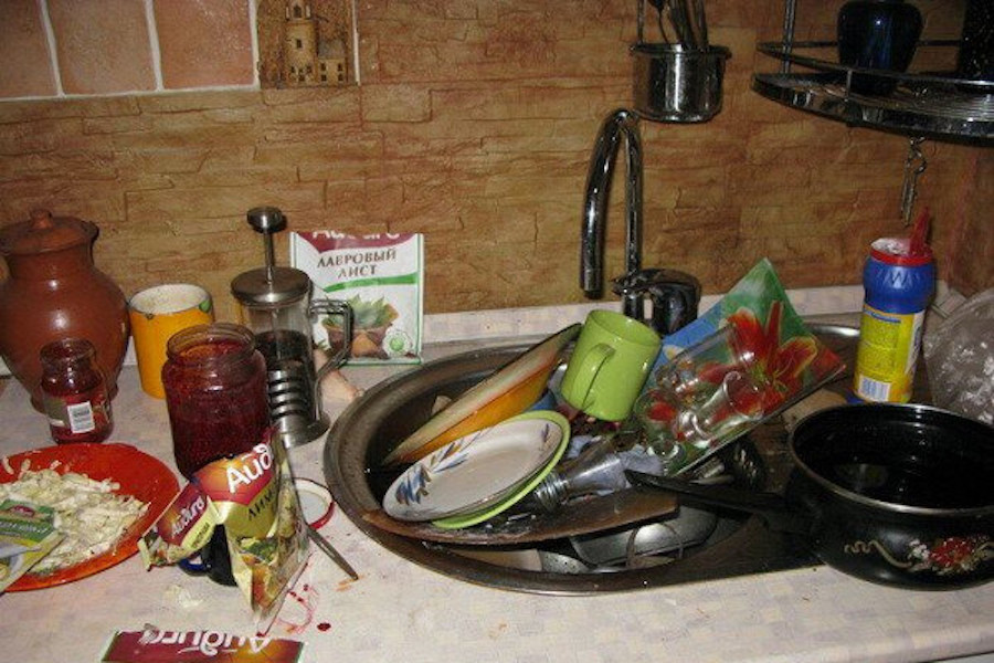 Видеть грязную посуду. Гора грязной посуды. Немытая посуда в раковине. Стол для грязной посуды. Много грязной посуды.